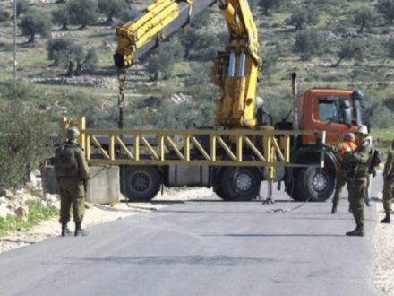 قوات الاحتلال تغلق مدخل عزون الرئيس لليوم الخامس وتعتدي على رئيس البلدية وموظفيها