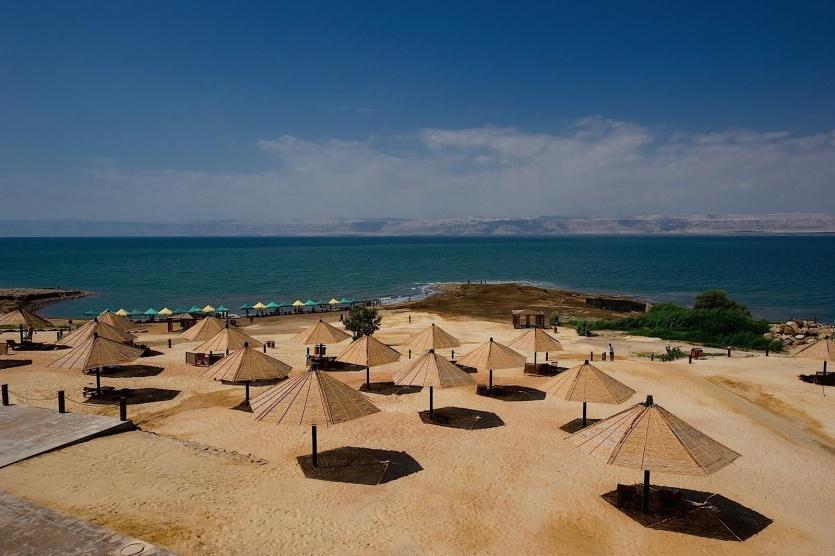 مواطن يطعن زوجته على شاطئ البحر الميت