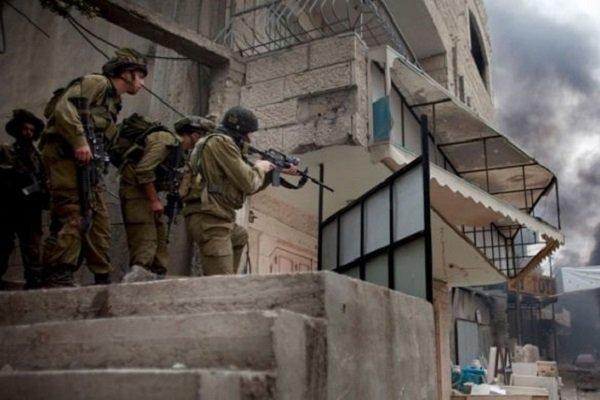 الاحتلال يقتحم منزلا في الخليل ويعتدي بالضرب على ساكنيه