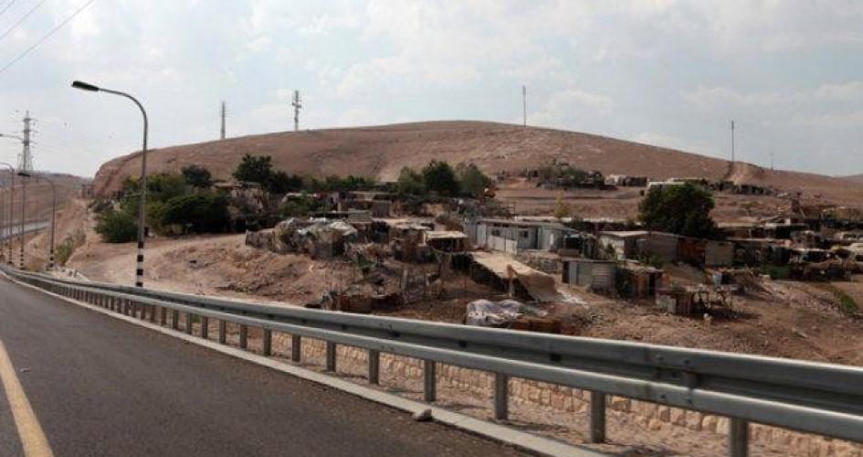 الاحتلال يمنع شبان من الوصول للخان الأحمر وسط تواجد عسكري مكثف