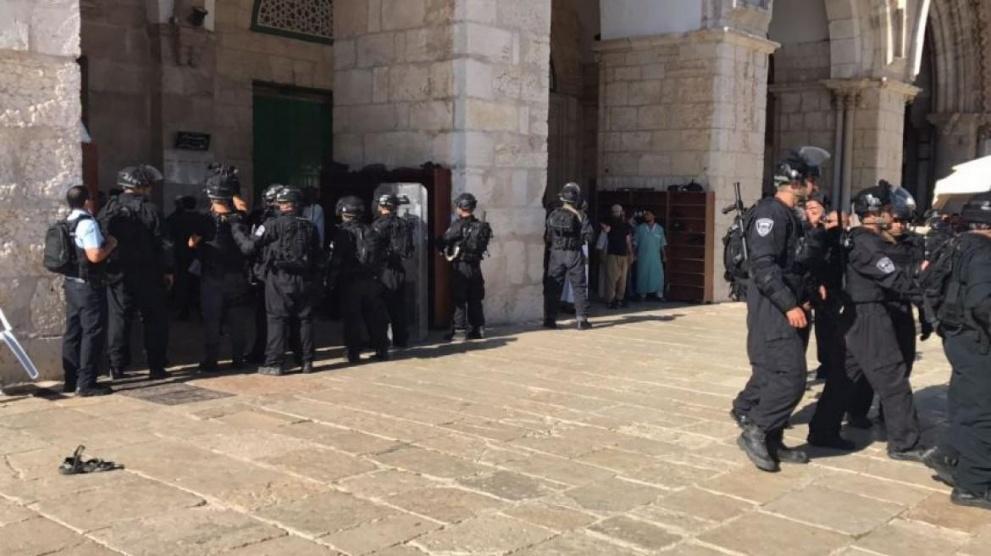 توتر شديد واعتقالات في الأقصى مع استمرار انتهاكات المتطرفين