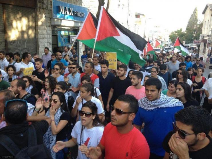 الآلاف يتظاهرون قرب 