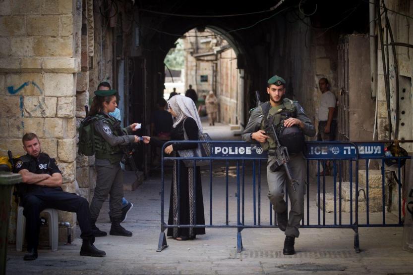 الاحتلال يُبعد سيدتين عن الأقصى 15 يومًا