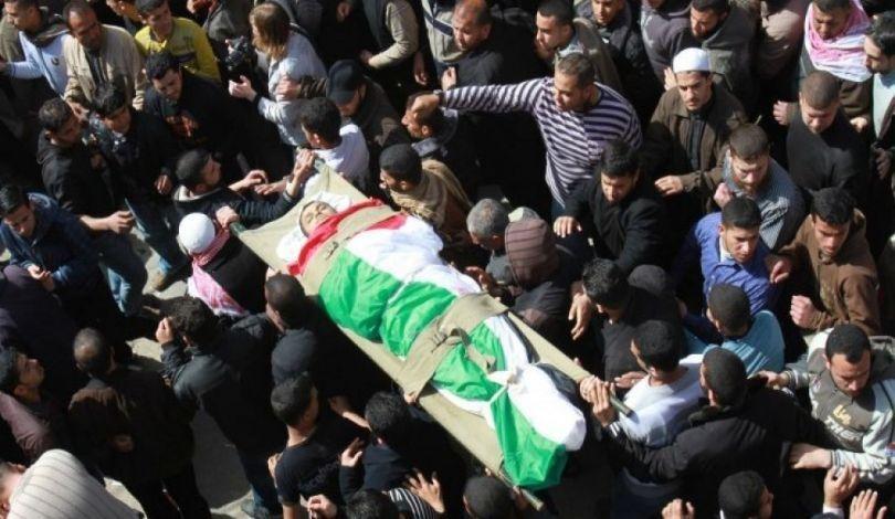 الآف المواطنين في غزة يشيعون جثامين شهداء مسيرة “انتفاضة الاقصى” السبعة