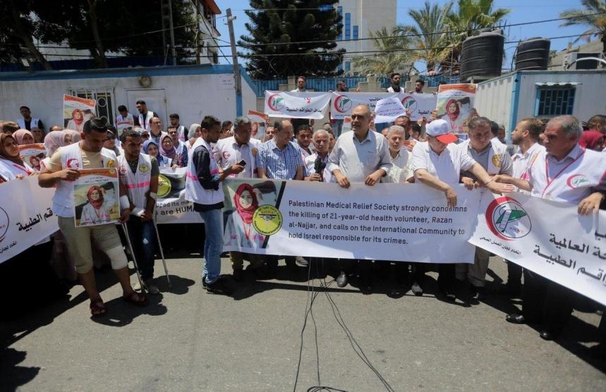 وقفة بغزة تطالب بحماية الطواقم الطبية ومساءلة الاحتلال