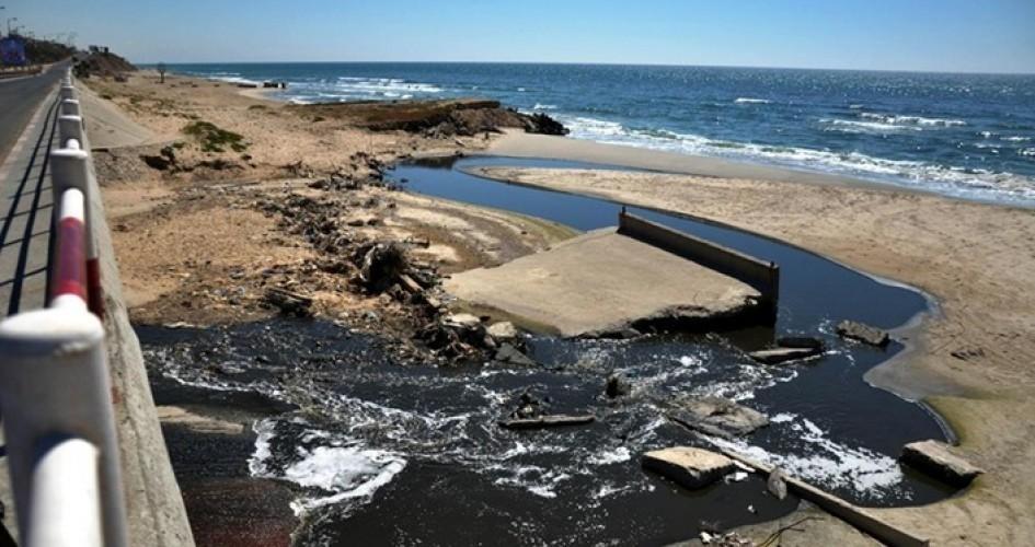 اسرائيل تغرق الخان الاحمر بالمياه العادمة