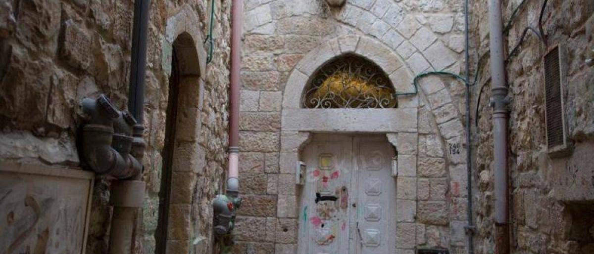 الحكومة: استيلاء المستوطنين على بناية تاريخية بمحيط الأقصى 