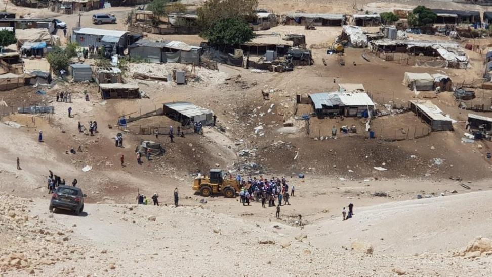 الاحتلال يخطر بتجريف طريق ترابية في الخان الأحمر