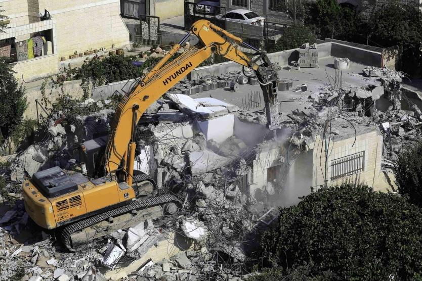 الاحتلال يهدم منزلا في عصيرة شمال نابلس وسط مواجهات