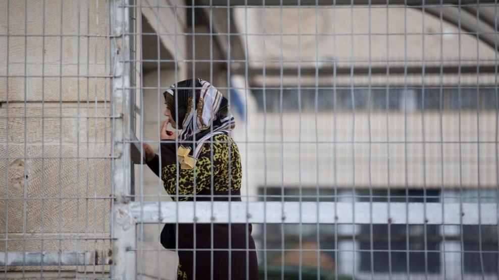 لليوم الـ40 :الأسيرات يرفضن الخروج للفورة