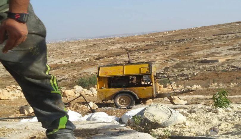 الاحتلال يستولي على معدات حفر آبار ومولد كهرباء ورافعة جنوب الخليل