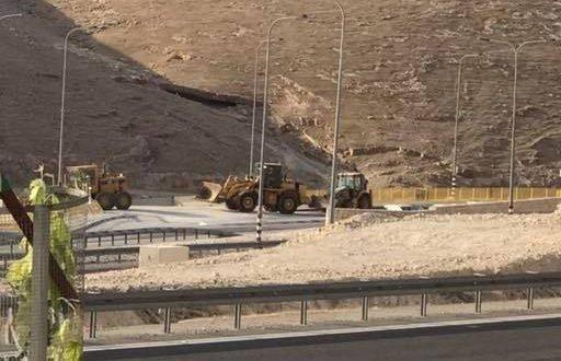 بالصور: جرافات الاحتلال واعداد كبيرة من جنود الاحتلال يتمركزون على مدخل الخان الاحم تمهيدا ً لهدمه