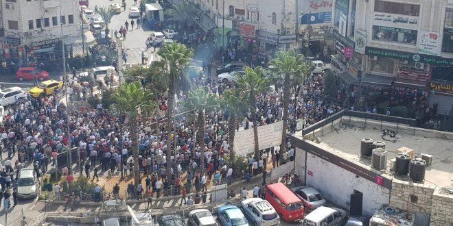 شاهد- الالاف يتظاهرون ضد قانون الضمان المثير للجدل