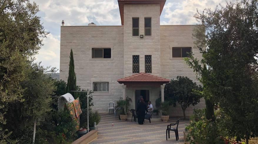 الاحتلال يخطر بهدم منزل المطارد أشرف نعالوة في شويكة بطولكرم