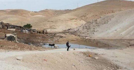 مستوطنون يغرقون قرية الخان الأحمر بالمياه العادمة