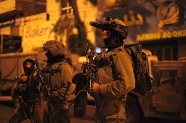 الاحتلال يعتقل 15 مواطناً في الضفة فجراً
