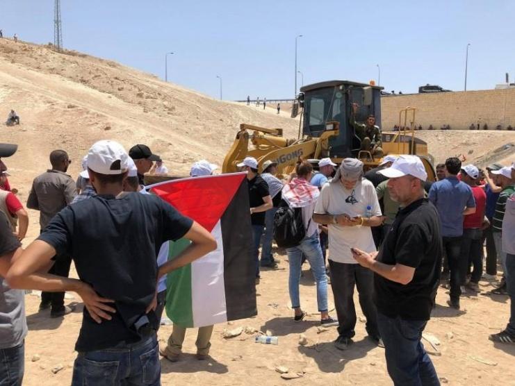 اعتقال فتاة واصابة 4 شبان في اعتداء الاحتلال على خان الأحمر
