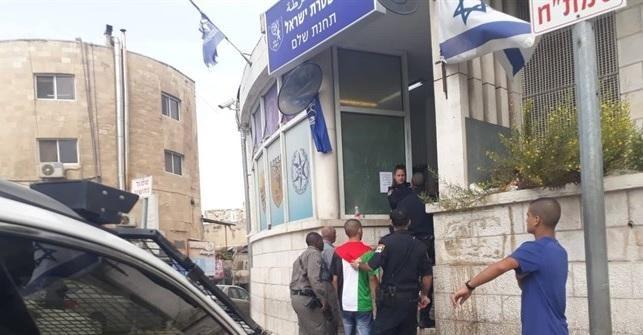  بحجة ارتداء العلم الفلسطيني :الاحتلال يعتقل شاب  خلال محاولته الدخول للاقصى 