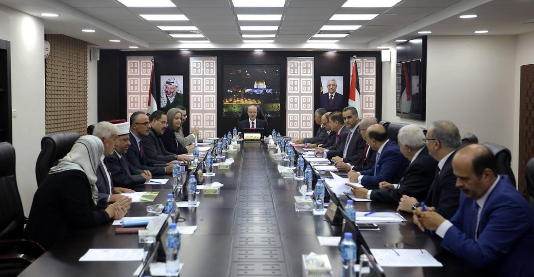 الحكومة: اعتقال محافظ القدس ومدير مخابراتها جريمة جديدة بحق الشعب