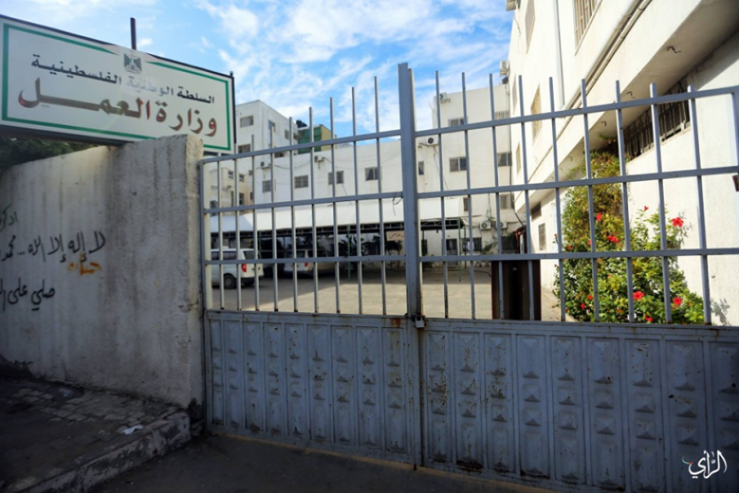 موظفو غزة يطالبون الحكومة بدفع رواتبهم