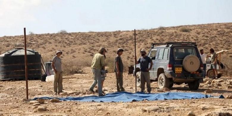 مستوطنون يقيمون بؤرة مكان قاعدة عسكرية في غور الأردن