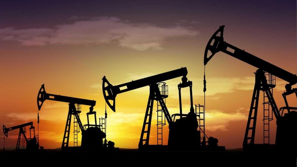 زيادة المعروض تهبط بأسعار النفط