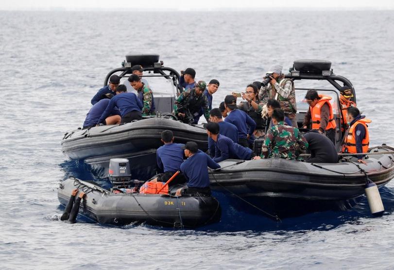 العثور على أحد صندوقي الطائرة الإندونيسية المنكوبة