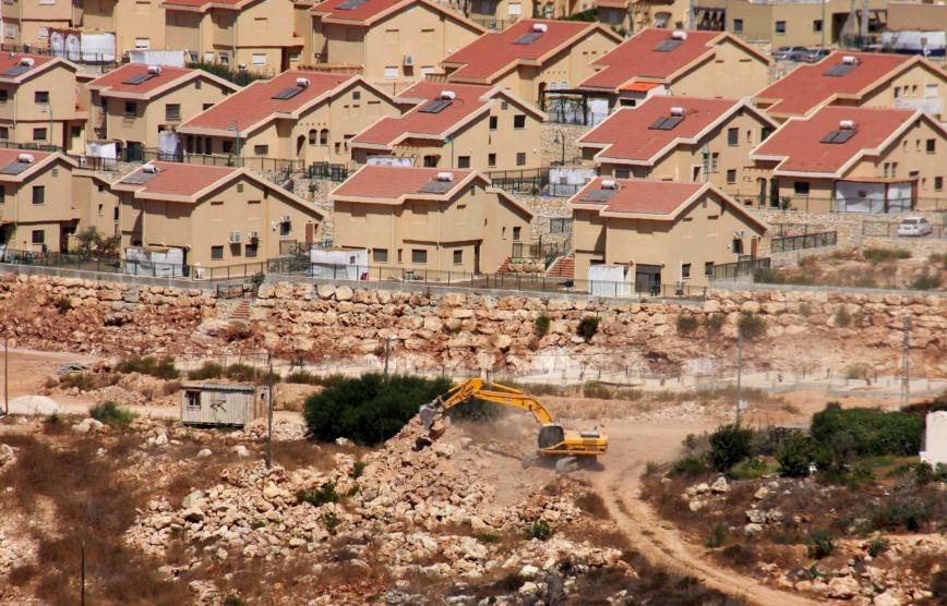 ليبرمان يصادق على بناء وحدات استيطانية وسط الخليل