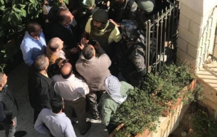 الاحتلال يقتحم مقر محافظة القدس ووزارة شؤون القدس