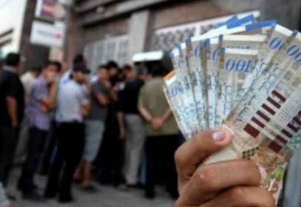 صرف رواتب الموظفين الحكوميين عبر الصراف الآلي مساء اليوم 