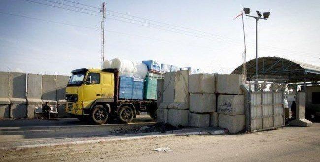 مستوطنون يغلقون طريق أبو سالم لمنع دخول البضائع لغزة