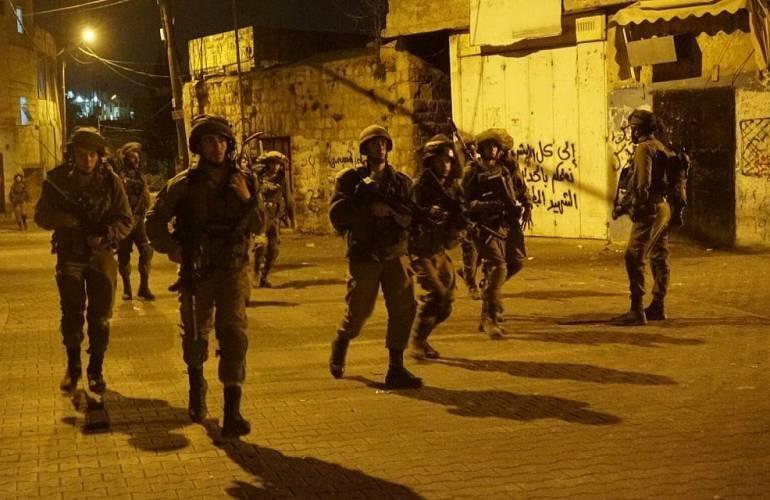 الاحتلال يشن حملة مداهمات واعتقالات في الضفة