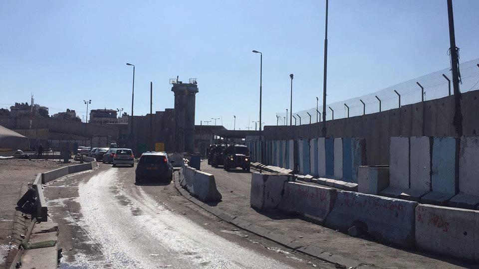 إصابة عشرات الصحفيين الدوليين والفلسطينيين في قمع الاحتلال لمسيرة على حاجز قلنديا