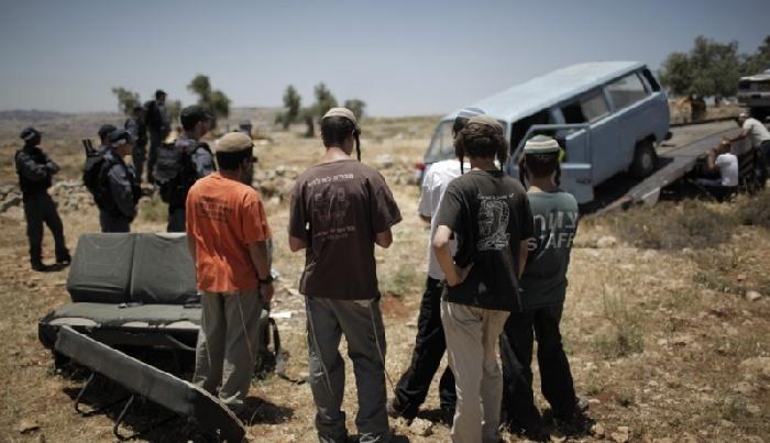 رام الله: مستوطن يزرع أرضا في كفر مالك بعد منع أصحابها من دخولها