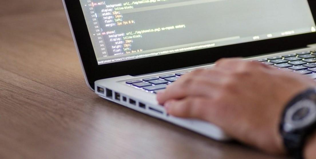 ضع مرآة خلف حاسوبك لصحة عينيك