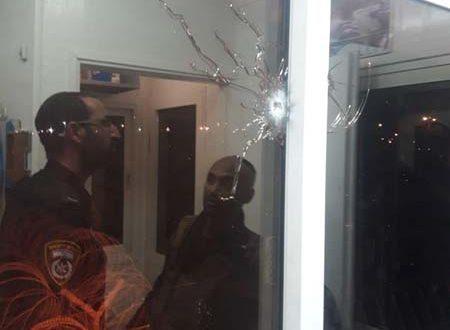 الاحتلال يعتقل مواطنين بدعوى اطلاقهم النار على سجني الرملة وهداريم