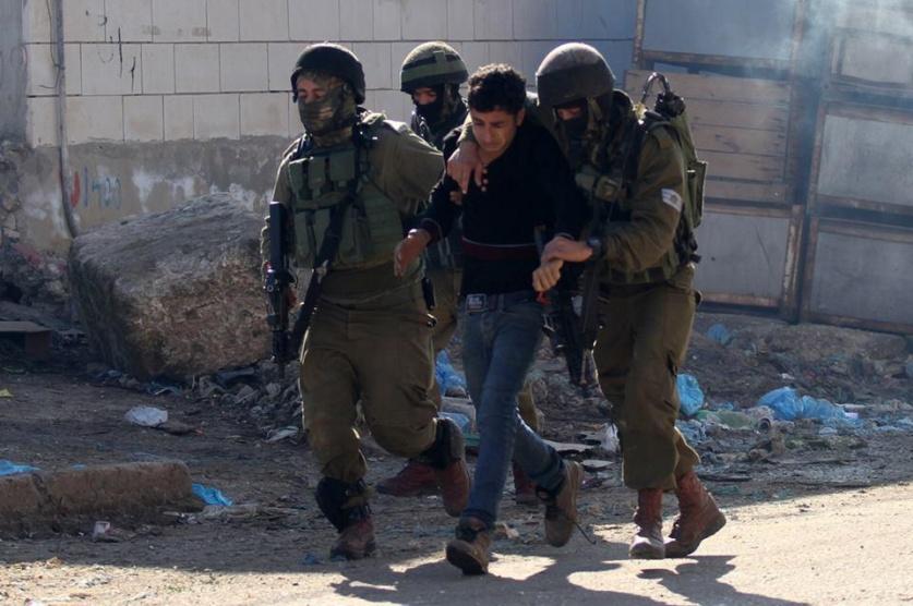 الاحتلال يعتقل فتى على حاجز قبة راحيل شمال بيت لحم بدعوى حيازته سكينا ً 