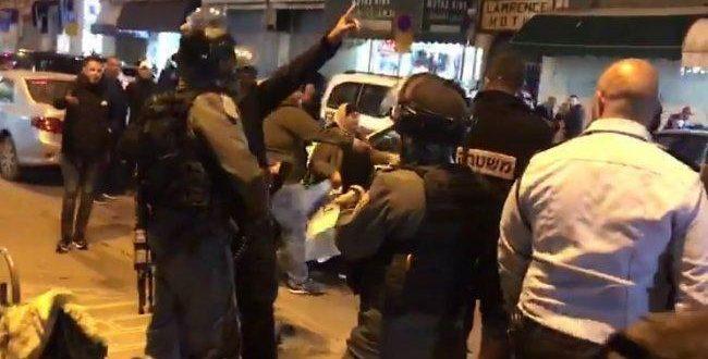 الاحتلال يقمع وقفة احتجاجية منددة باعتقال المحافظ غيث في القدس