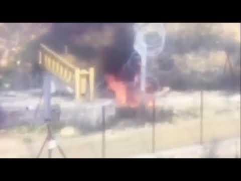 بالفيديو:شاب يقطع السياج الفاصل في رام الله ويشعل به النار قبل اعتقاله