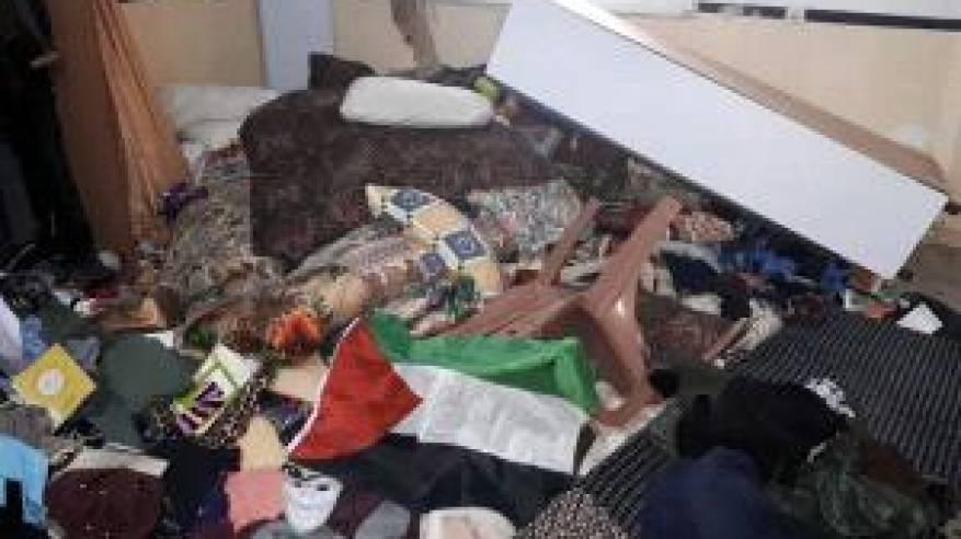 جنود الاحتلال يسرقون 50 ألف شيقل و6 آلاف دينار من أحد المواطنين في الأغوار