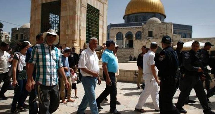 مستوطنون يُصلّون ويضعون 