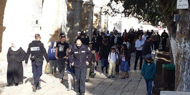 مئات المستوطنين يقتحمون الاقصى 