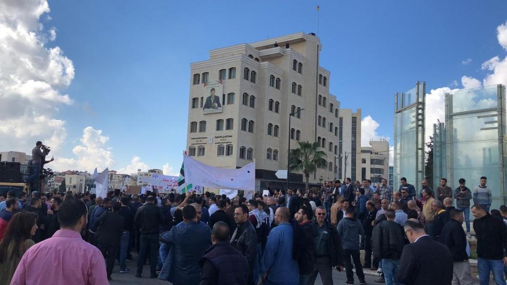 اعتصام رافض لقانون الضمان أمام مقر الحكومة برام الله