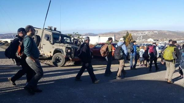 الاحتلال يحتجز مركبة اسعاف تنقل مرضى وإصابة مواطن باعتداء لمستوطني 