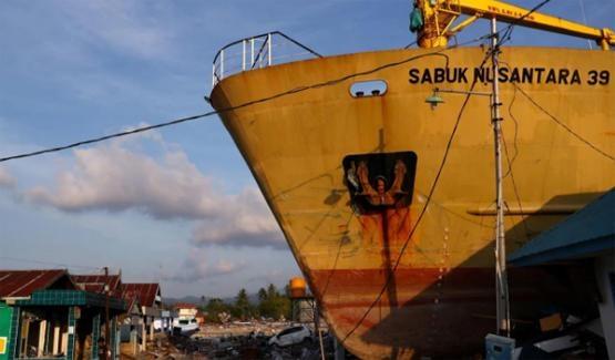 شاهد :مئات القتلى في تسونامي يضرب اندونيسيا