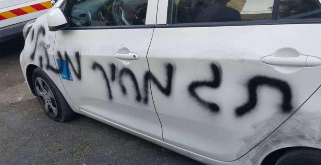 مستوطنون يعتدون على مركبات وممتلكات لمواطنين بنابلس