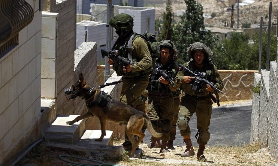 الاحتلال يُداهم منازل الفلسطينيين بالخليل