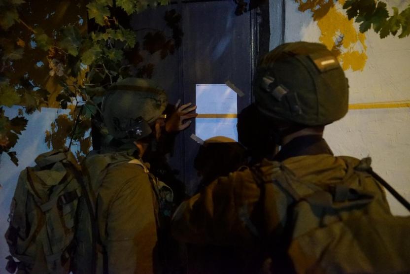 الاحتلال يعتقل 8 مواطنين ويصادر أموالًا وأسلحة بالضفة