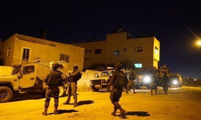 اعتقال شقيق الشهيد صالح البرغوثي وخاله وتهديد والدته بالابعاد