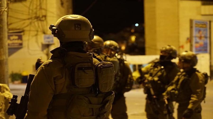 الاحتلال يصوّر منزل الأسير الجريح خليل جبارين في يطا جنوب الخليل